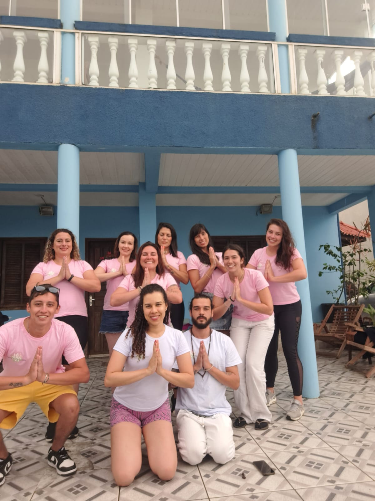 Saori praticando yoga - Flexibilidade e bem-estar